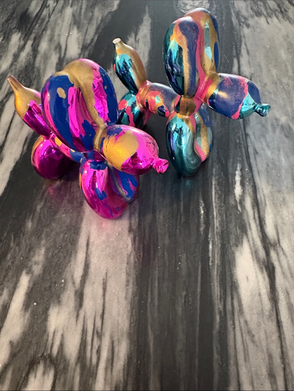 Colorful Metallic Balloon Dog Party Figurines - Pink & Blue